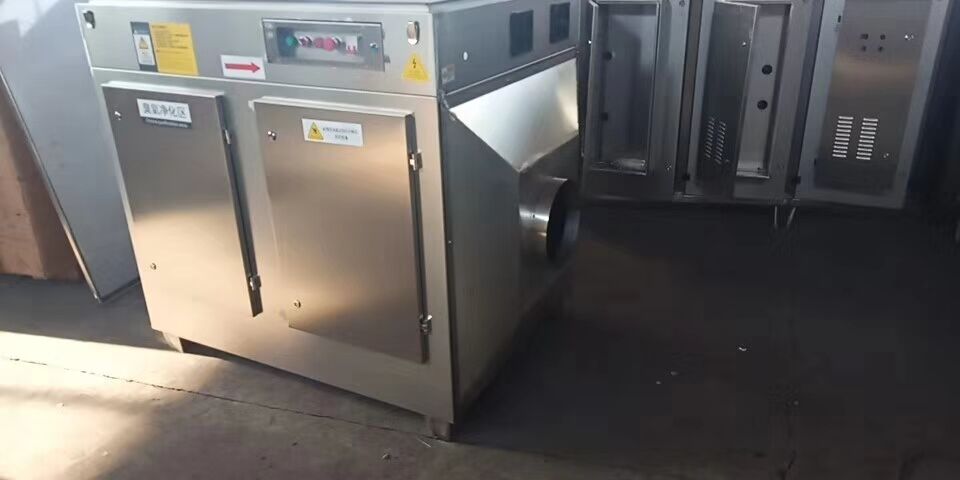 　　印刷采用的涂料產(chǎn)生廢氣怎么處理  　　關(guān)鍵詞：印刷廢氣處理，涂料廢氣處理，廢氣處理方法  　　一般來說印刷廠廢氣處理方法有吸附冷凝法、吸收溶解法、反應燃燒法、光催化氧化法、等離子處理法、多種方法組合法，還有我們所生產(chǎn)的溶媒吸附設(shè)備。