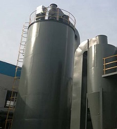 　含焦油霧滴的焦?fàn)t煤氣從電捕焦油器下部進入正六角邊蜂窩管，從器上部出來。蜂窩管設(shè)置為高壓非勻場電場，蜂窩管為正極(又稱為沉淀極)，蜂窩管中心設(shè)有導(dǎo)線(不銹鋼絲)為負極(又稱為電暈極)，煤氣分子在高壓電場的作用下發(fā)生電離，在電暈極周圍發(fā)生急劇碰撞，產(chǎn)生大量正、負離子，在電暈極以外只有負離子，因而是捕焦油器內(nèi)部大部分空間內(nèi)焦油霧滴變?yōu)閹ж撾娮拥馁|(zhì)點，向沉淀極移動，由于管壁與設(shè)備外殼接地，帶負電荷的焦油質(zhì)點到達管壁后放電沉淀于管壁上并集聚器底排出，從而達到除去煤氣中焦油霧滴的目的。