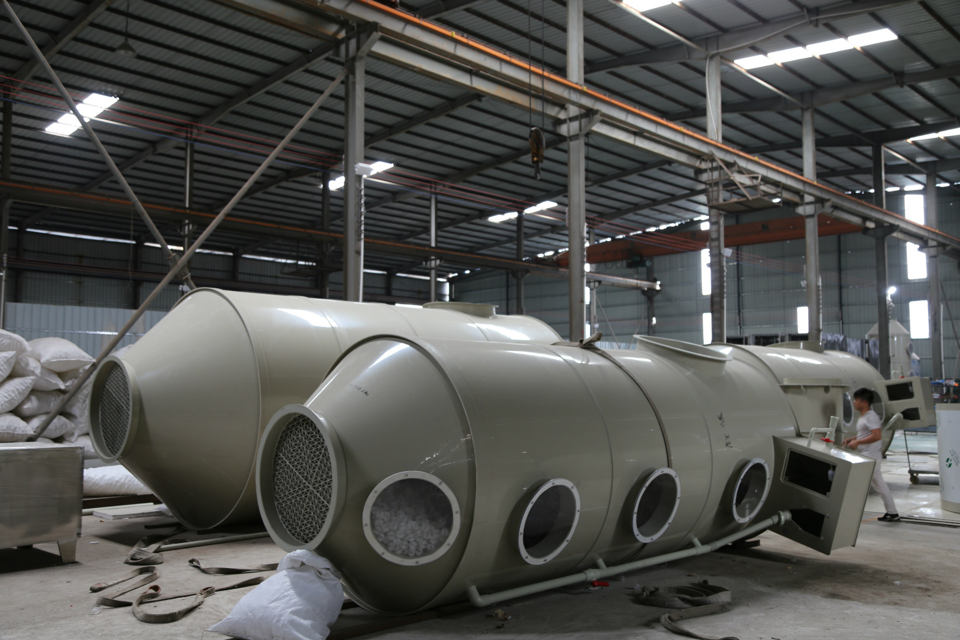 采用該工藝處理某PVC塑料生產(chǎn)企業(yè)的生產(chǎn)廢氣，吸收液在噴淋塔循環(huán)液中所占體積分?jǐn)?shù)為15%時，廢氣中各污染物指標(biāo)的去除率達(dá)85%以上，對于難處理的苯系物也能較好地去除；處理后廢氣中各污染物指標(biāo)的含量滿足GB14554—1993《惡臭污染物排放標(biāo)準(zhǔn)》和DB44/27—2001《大氣污染物排放限值》的要求；該工藝裝置運行費用較低，僅為電費和少量藥劑費用，吸收液可循環(huán)使用，設(shè)備保養(yǎng)及維護(hù)簡單，可滿足市場需求。