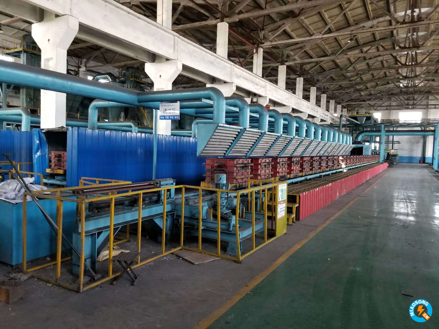 生產(chǎn)鑄造煙氣處理設(shè)施常用的是活性炭吸附，活性炭吸附法適用于大風量、低濃度、溫度不高的有機廢氣治理，該法工藝成熟，效果可靠，易于回收有機溶劑，因此被廣泛地應用于化工、噴漆、印刷、輕工等行業(yè)的有機廢氣如苯類、酮類的治理。在工業(yè)吸附過程中，活性炭是使用為廣泛的一種吸附劑，但它也存在不耐高溫，在濕潤的條件下不能保持很好的吸附能力，易燃，較快達到飽和吸附而失去效用，吸附劑需定期更換的缺點；其次，吸附法會產(chǎn)生二次固體或液體污染物。