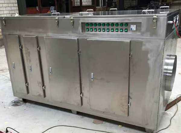 該膠鞋廠除臭設(shè)備的原理就是一系列的化學(xué)反應(yīng)，讓有機(jī)廢氣變成無污染的二氧化碳和水，在該設(shè)備的后面又加入了一個(gè)等離子凈化器，藥水洗滌設(shè)備凈化率在百分之八十左右，經(jīng)過等離子凈化器以后凈化率達(dá)到了百分之九十五以上，達(dá)到了當(dāng)?shù)嘏欧艠?biāo)準(zhǔn)，目前已經(jīng)正常使用之中，我們保證每套設(shè)備都會(huì)檢測(cè)達(dá)標(biāo)，不讓客戶失望。