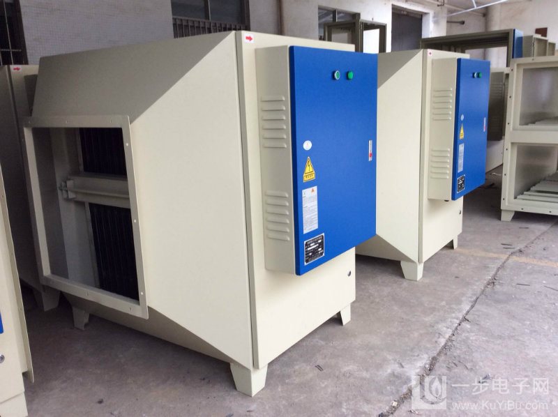  膠鞋廠除臭設(shè)備也有采用采用UV光解廢氣凈化裝置+活性炭吸附床相結(jié)合的方式，確保廢氣處理后完全達(dá)到環(huán)保部門的相關(guān)排放標(biāo)準(zhǔn)。廢氣首先由集氣罩收集經(jīng)管道進(jìn)入U(xiǎn)V光解廢氣凈化裝置，處理后再進(jìn)入活性炭吸附床進(jìn)行進(jìn)一步深化處理。