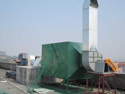 噴淋塔是一種高效、低壓損的除塵設(shè)備。噴膠廢氣經(jīng)噴淋塔水洗、噴淋、過濾后進入UV光解凈化器。  UV光解凈化器是利用納光催化劑TiO2在特定波長的光的照射下產(chǎn)生"電子一空穴"對(一種高能粒子)，這種"電子一空穴"對和周圍的水和氧氣相互作用后具有很強的氧化-還原能力。它能將廢氣中的苯類、醛類、烴類等污染物直接分解成無害無味的物質(zhì)，進行分解破壞，達到了消除空氣污染的目的。  活性炭吸附器是根據(jù)活性炭多孔性和吸附性的原理從而設(shè)計的，由于活性炭表面存在著未平衡飽和的分子力或化學鍵力，當活性炭與廢氣接觸時，就能吸附廢氣分子，從而達到凈化效果。