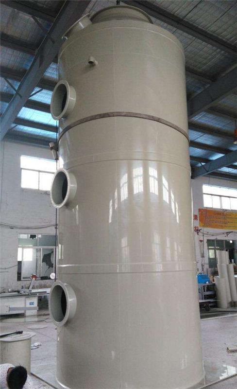 含塵氣體由筒體下部順切向引入，旋轉(zhuǎn)上升，塵粒受離心力作用而被分離，拋向筒體內(nèi)壁，被筒體內(nèi)壁流動(dòng)的水膜層所吸附，隨水流到底部錐體，經(jīng)排塵口卸出。水膜層的形成是由布置在筒體的上部幾個(gè)噴嘴、將水順切向噴至器壁。這樣，在筒體內(nèi)壁始終覆蓋一層旋轉(zhuǎn)向下流動(dòng)的很薄水膜，達(dá)到提高除塵效果的目的。