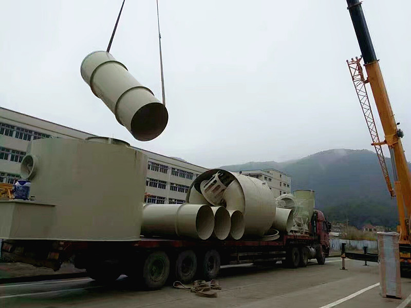 針對城市污水處理工藝特點，采用的噴淋吸附方法，將廢氣收集，送入噴淋塔噴淋，去除各類異味達到凈化氣體的效果。該方法投資少、運行成本低、占地空間小、效果好，無二次污染。