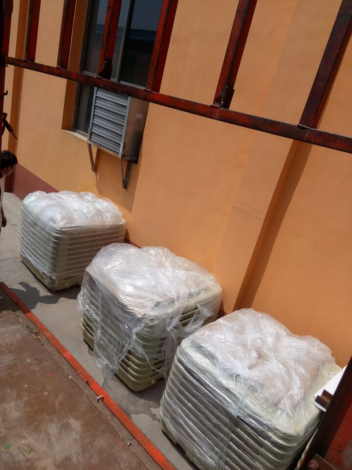 大型工廠降溫需要收益空調(diào)結(jié)合管道局部崗位送風(fēng) 而一般大的廠房就可以用水風(fēng)機整體降溫即可大型廠房面積大、有熱源，如何降溫？安裝環(huán)?？照{(diào)輸送大量涼爽鮮風(fēng)進(jìn)入車間；大量涼風(fēng)中和車間內(nèi)溫，吹人吹設(shè)備效果更佳；百平方只需一度電，降溫同時還可改善異味；舒適的工作環(huán)境、大大提高員工生產(chǎn)效率。