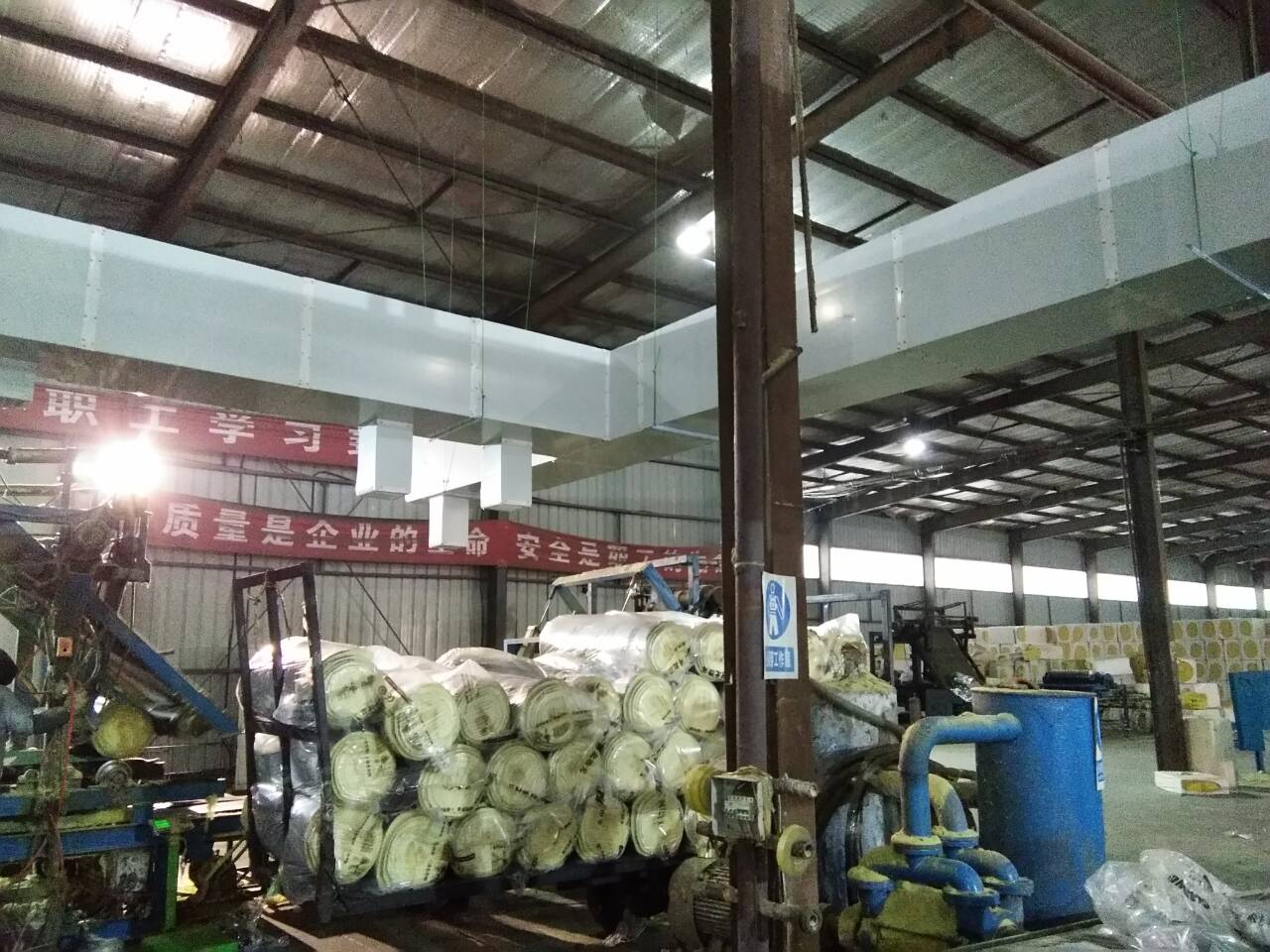 大型節(jié)能吊扇舒適的自然風(fēng)解決了以下問題  1、物流園多為鋼結(jié)構(gòu)現(xiàn)場，到了夏天，室內(nèi)溫度比室外溫度高！  2、工作場所面積大的空氣不流通等，員工的工作環(huán)境普遍不好，工作效率低，有時會因悶熱而中暑。  3、工廠工作環(huán)境差，員工流動性大，企業(yè)人工費增加。  4、物流現(xiàn)場、倉庫面積大，員工分散，主要用于堆積貨物，降溫?fù)Q氣設(shè)備難以選擇！