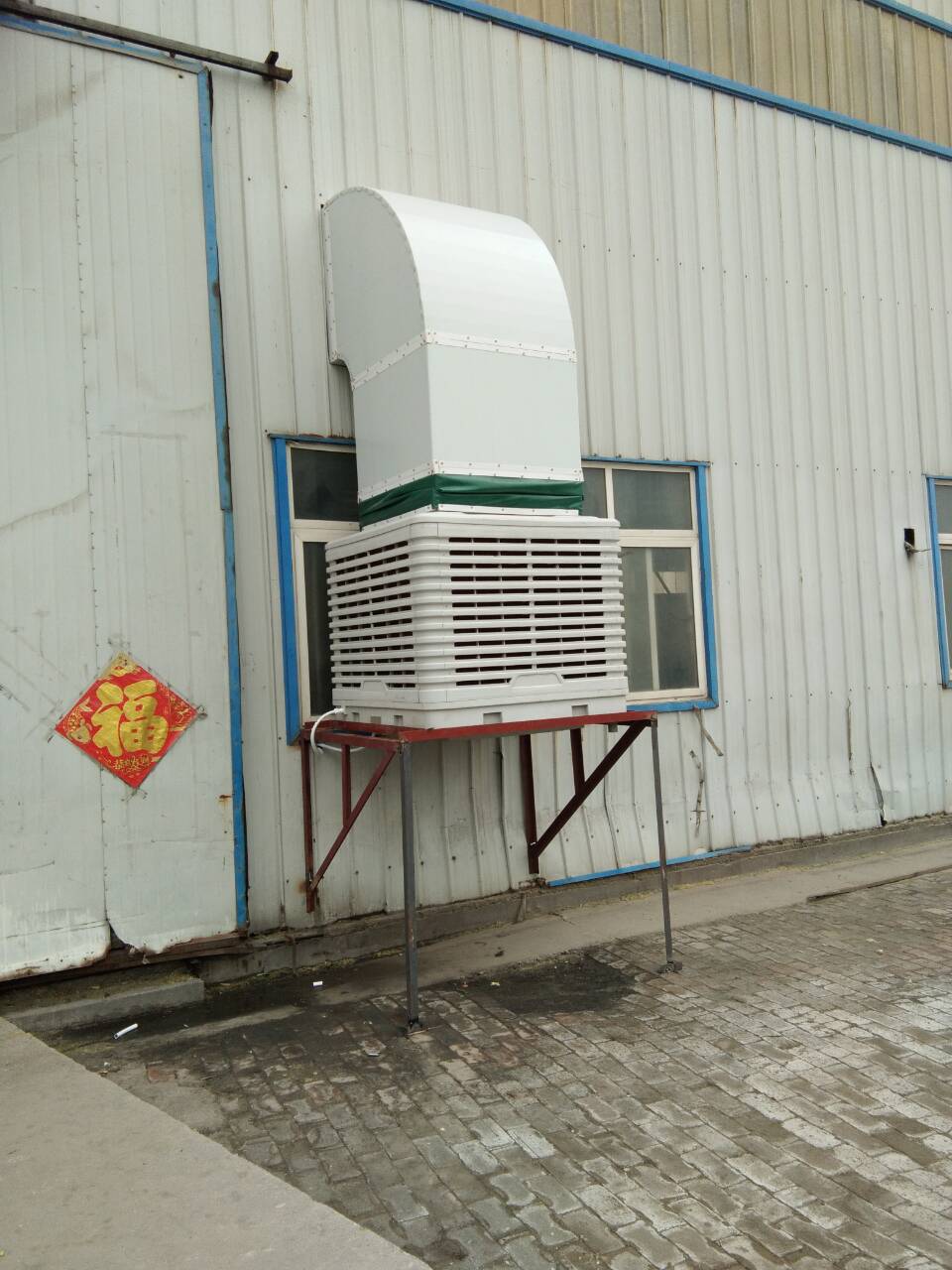 　車間降溫設備是根據水蒸發(fā)吸熱降溫的物理原理進行降溫的，所以該降溫設備運行成本是極低的。這樣人員的降溫問題解決了，投資成本也能控制在合理的范圍。