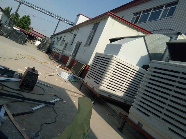 濕簾冷風(fēng)機(jī)和風(fēng)機(jī)水簾降溫系統(tǒng)是目前利用水蒸發(fā)原理降溫的兩種重要方式，在國內(nèi)車間降溫，廠房降溫，養(yǎng)殖場降溫，溫室大棚中都能見到。濕簾冷風(fēng)機(jī)與風(fēng)機(jī)水簾降溫系統(tǒng)都是利用軸流風(fēng)機(jī)的負(fù)壓原理加速了濕簾的水蒸發(fā)效率，并將涼氣鼓入或吸入室內(nèi)形成降溫的不同方式實(shí)現(xiàn)形式。原理一致，都是水蒸發(fā)降溫；外形不一樣，因?yàn)闈窈熇滹L(fēng)機(jī)是由外向內(nèi)鼓涼氣，風(fēng)機(jī)水簾降溫系統(tǒng)是由風(fēng)機(jī)將室內(nèi)熱空氣外排，同時(shí)將濕簾處降溫后的涼氣吸入室內(nèi)。