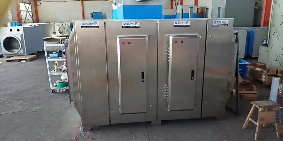 1.離心式風(fēng)機(jī)，風(fēng)機(jī)壓頭高，噪聲小，其中采用機(jī)翼形葉片的后彎式風(fēng)機(jī)是一種低噪聲高效風(fēng)機(jī)。 2.軸流式風(fēng)機(jī)，在葉輪直徑、轉(zhuǎn)速相同的情況下,風(fēng)壓比離心式低,噪聲比離心式高，主要用于系統(tǒng)阻力小的通風(fēng)系統(tǒng);優(yōu)點(diǎn)：體積小、安裝簡便，可以直接裝設(shè)在墻上或管道內(nèi)。 3.安裝負(fù)壓風(fēng)機(jī)與水簾后，再把地下深井水抽上來直接供給水簾，（地下水一般溫度在16-20度）室外35度，車間內(nèi)溫度能控制在24-28度左右。基本上和空調(diào)一樣的效果。 4.部分家采用光解凈化設(shè)備，其運(yùn)行成本低：本設(shè)備無任何機(jī)械動(dòng)作，無噪音，無需專人管理和日常維護(hù)，只需作定期檢查，本設(shè)備能耗低，（每處理1000立方米/小時(shí)，僅耗電約0.35度電能），設(shè)備風(fēng)阻極低＜50pa,可節(jié)約大量排風(fēng)動(dòng)力能耗。