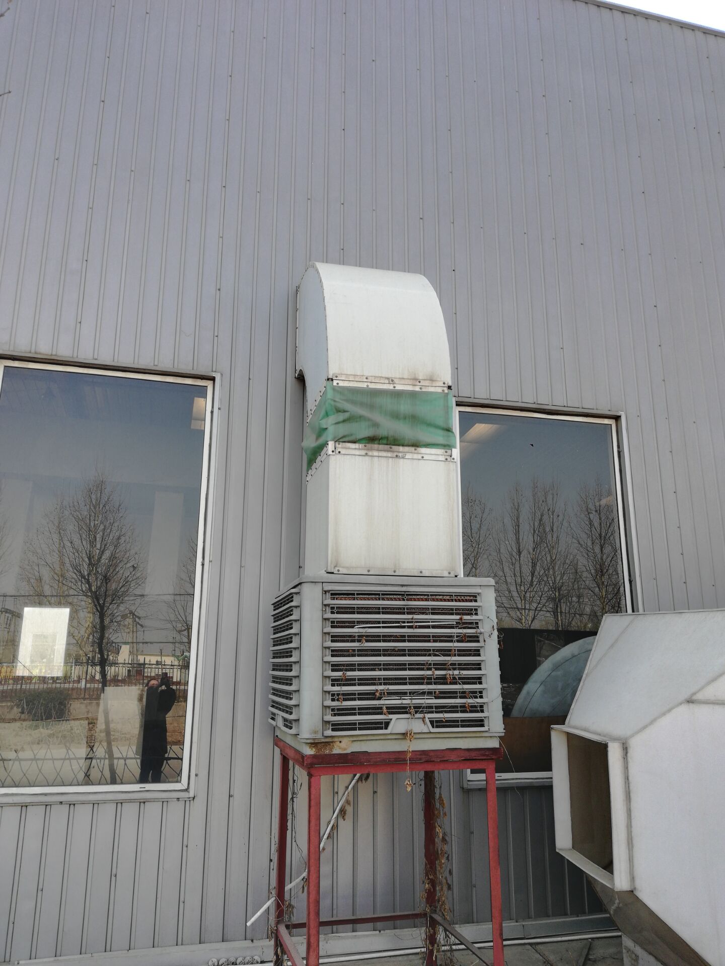 水簾風(fēng)機(jī)安裝在車間等密閉大型工廠，作為抽風(fēng)換氣用；與濕簾搭配，安裝于車間內(nèi)迅速降溫，同時(shí)具有一定的濕度；放在地上或者掛在空中，使用在大型車間，作為排風(fēng)扇使用，通常情況下1000平左右的大型空間，四臺風(fēng)機(jī)即可達(dá)到滿屋通風(fēng)降溫的效果。 負(fù)壓風(fēng)機(jī)是運(yùn)用空氣對流，負(fù)壓換氣的原理來設(shè)計(jì)，安裝在通風(fēng)不良的對向，可以將室內(nèi)停滯不重的熱氣、異味、烏煙、穢氣，在較短的時(shí)間內(nèi)迅速排出室外，使室內(nèi)溫度降低到與室外溫度相同，卻能感覺到比室外更涼爽。